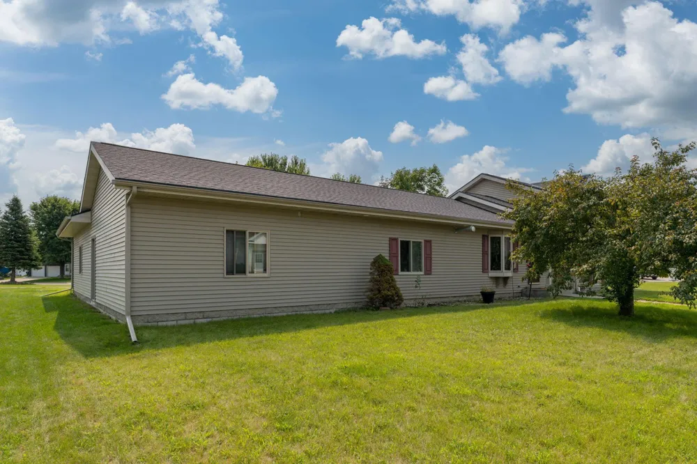 1114 Engesser Lane Saint Peter, MN 56082