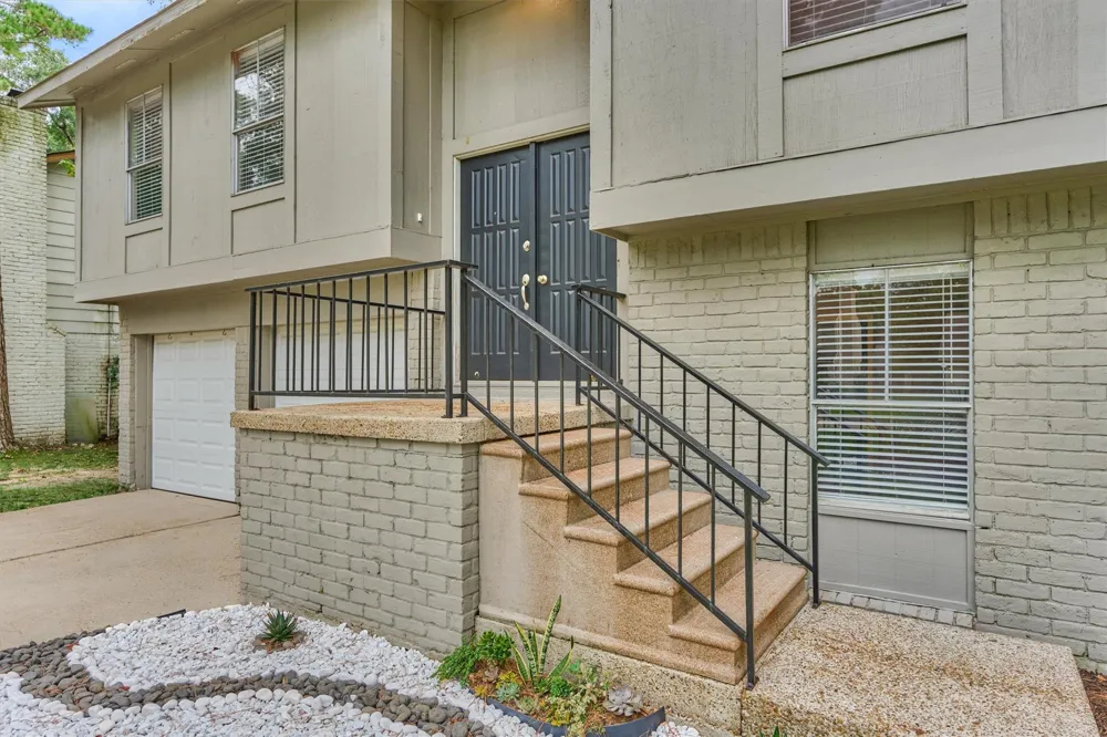 2051 Oak Shores Drive Kingwood, TX 77339