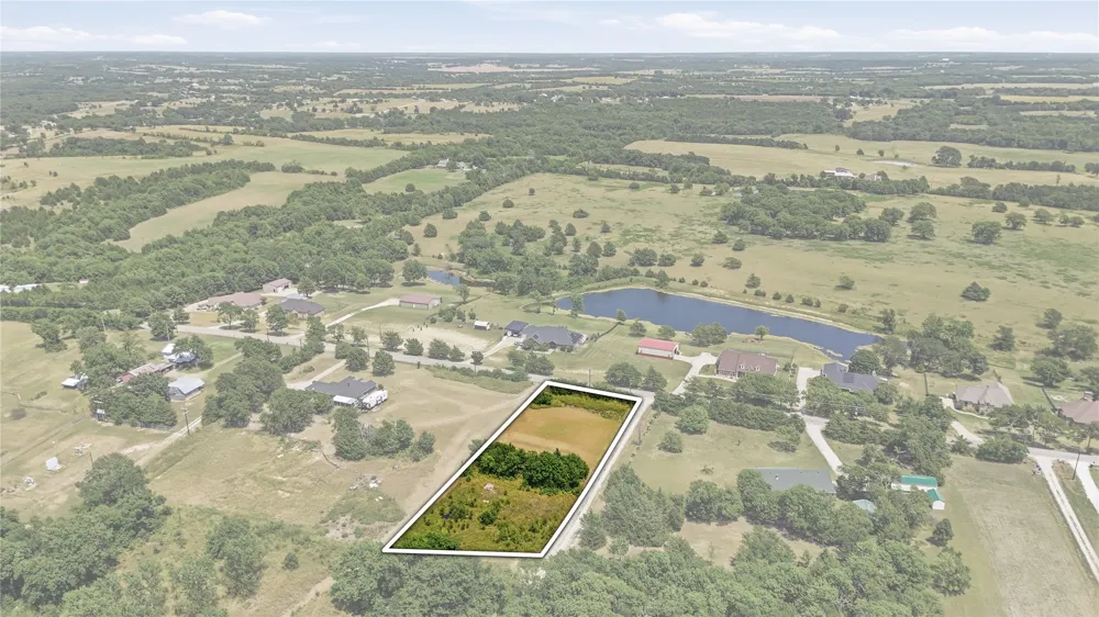 1335 Harrell Howe, TX 75459