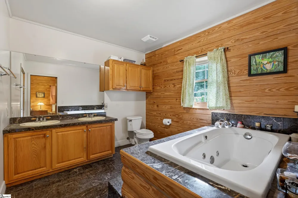 135 Pointe Drive Campobello, SC 29322
