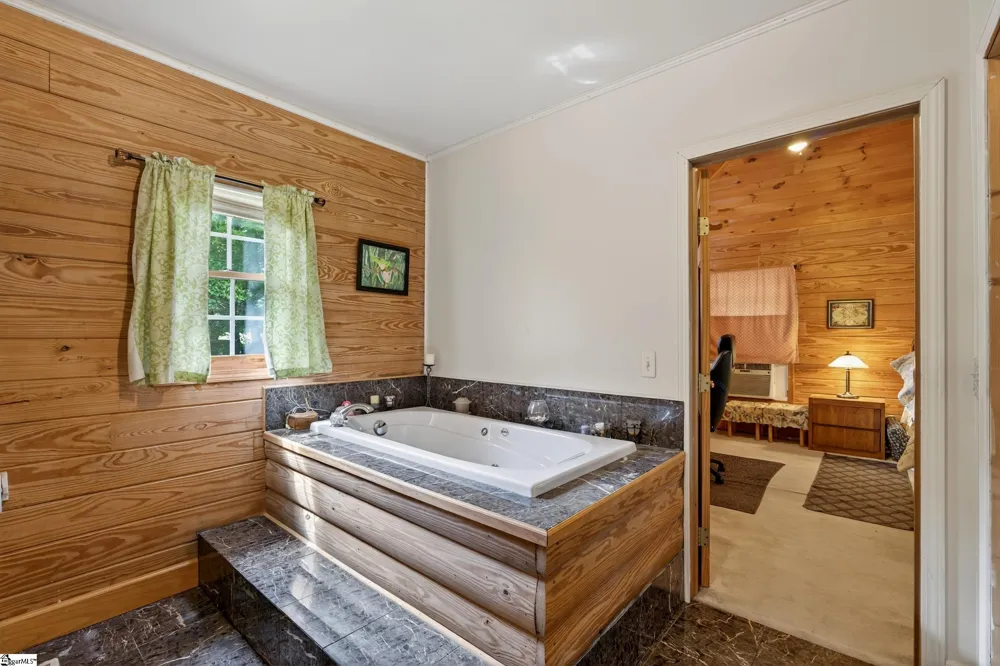 135 Pointe Drive Campobello, SC 29322