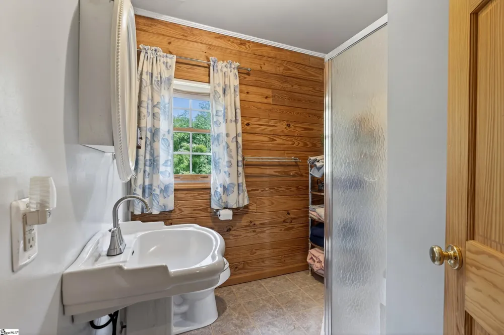 135 Pointe Drive Campobello, SC 29322