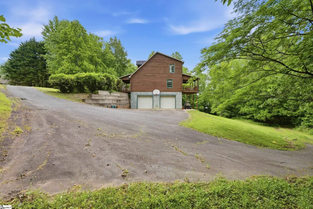 135 Pointe Drive Campobello, SC 29322