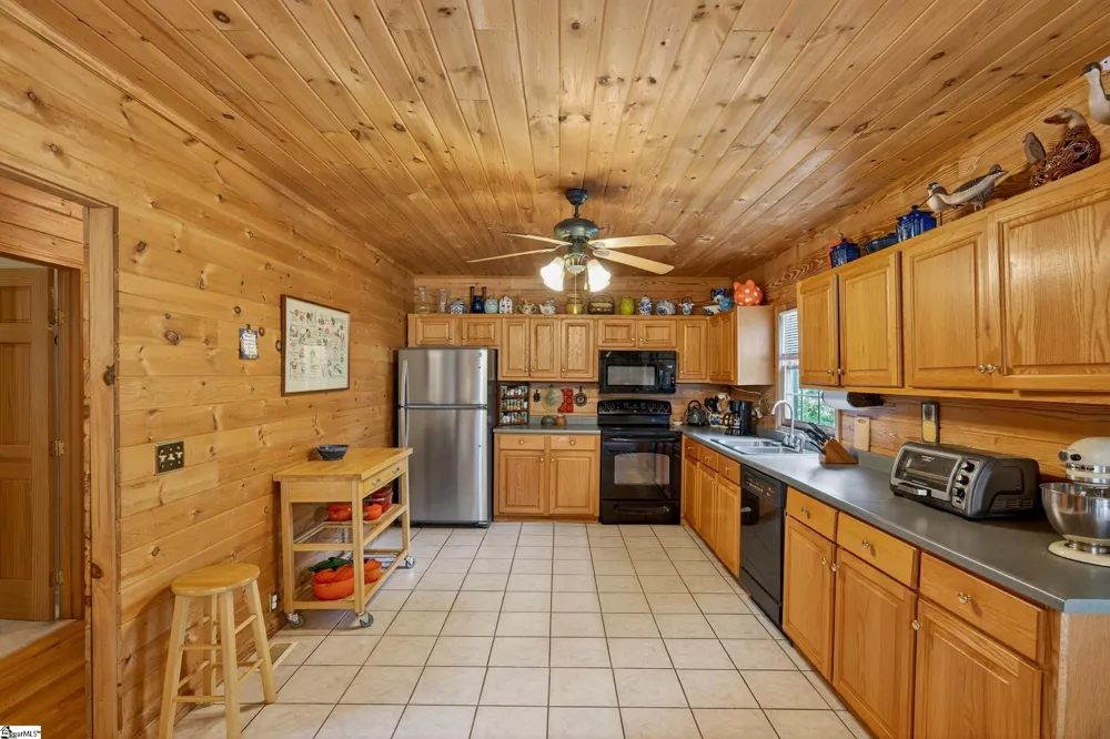 135 Pointe Drive Campobello, SC 29322