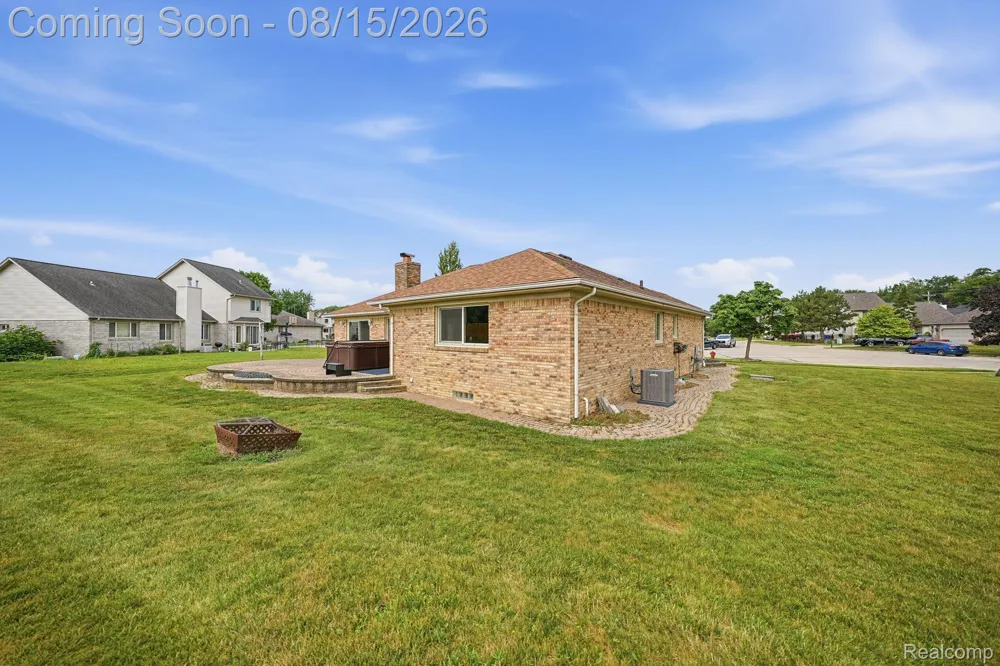 15690 Deepwood Court E Fraser City, MI 48026