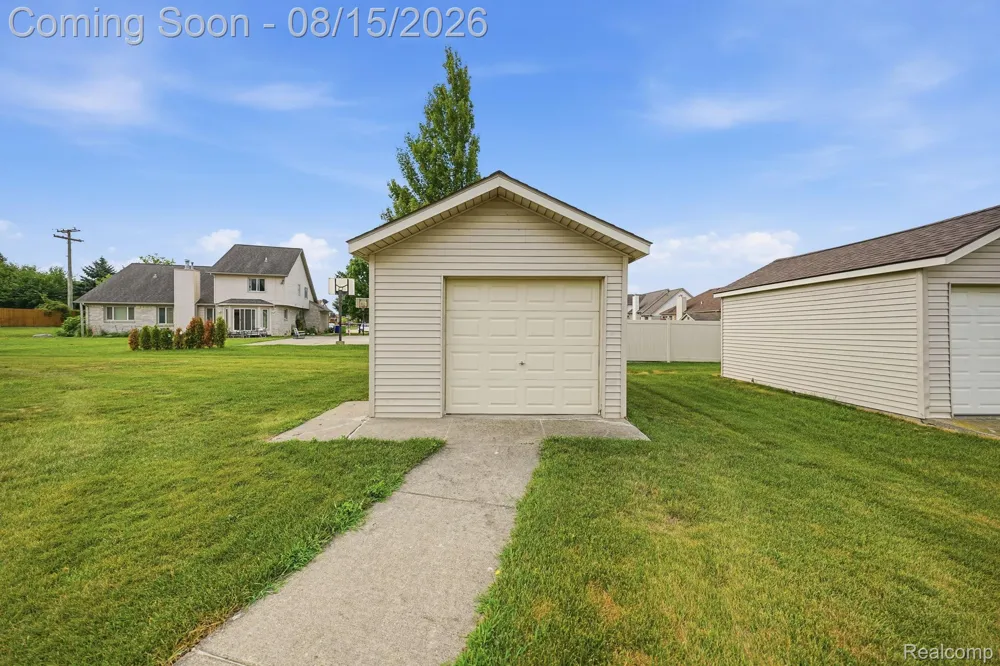 15690 Deepwood Court E Fraser City, MI 48026