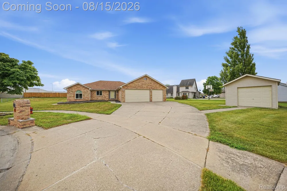 15690 Deepwood Court E Fraser City, MI 48026
