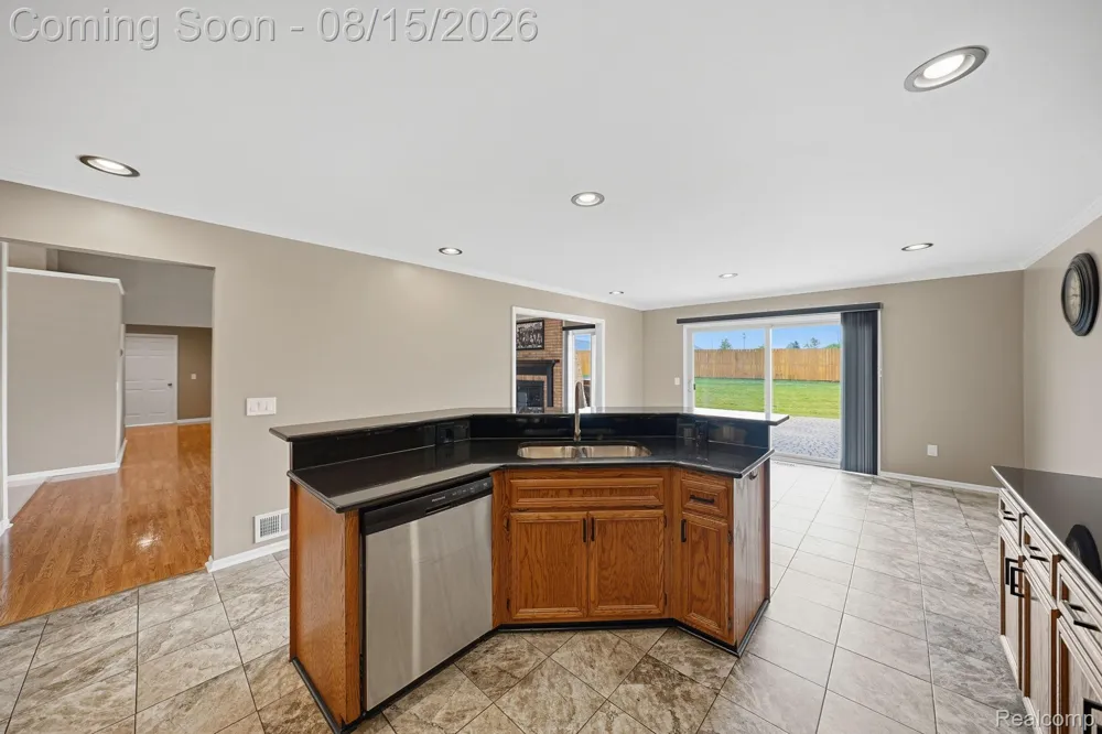 15690 Deepwood Court E Fraser City, MI 48026