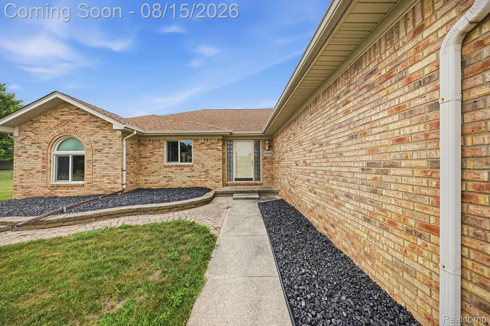 15690 Deepwood Court E Fraser City, MI 48026