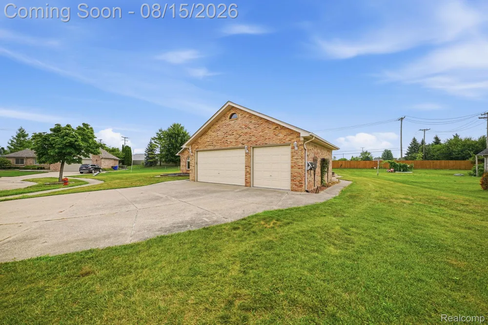 15690 Deepwood Court E Fraser City, MI 48026