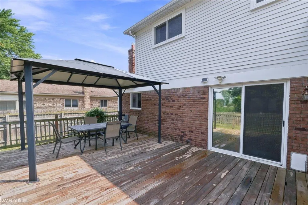 39335 Waldorf Drive Clinton Charter Township, MI 48038