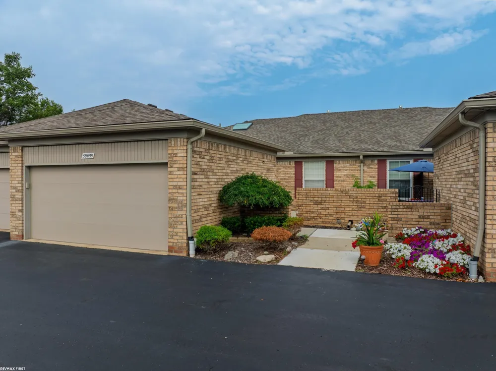 59055 Golden Oak Court Washington Township, MI 48094