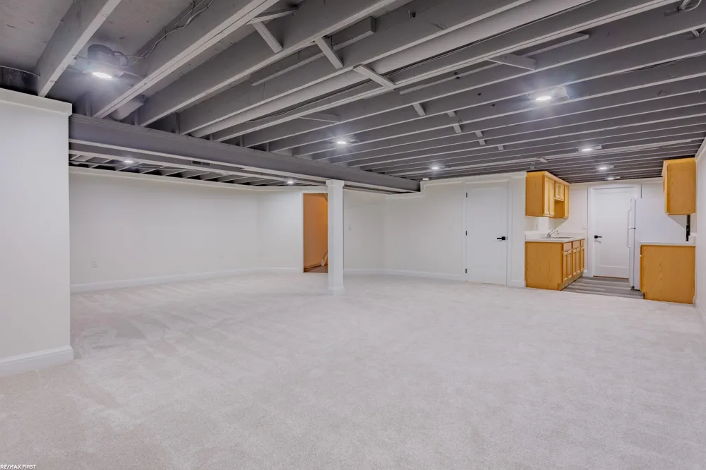 59055 Golden Oak Court Washington Township, MI 48094