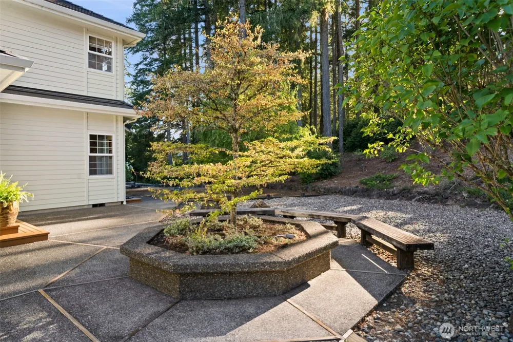 641 E Lakeshore Drive Allyn, WA 98524