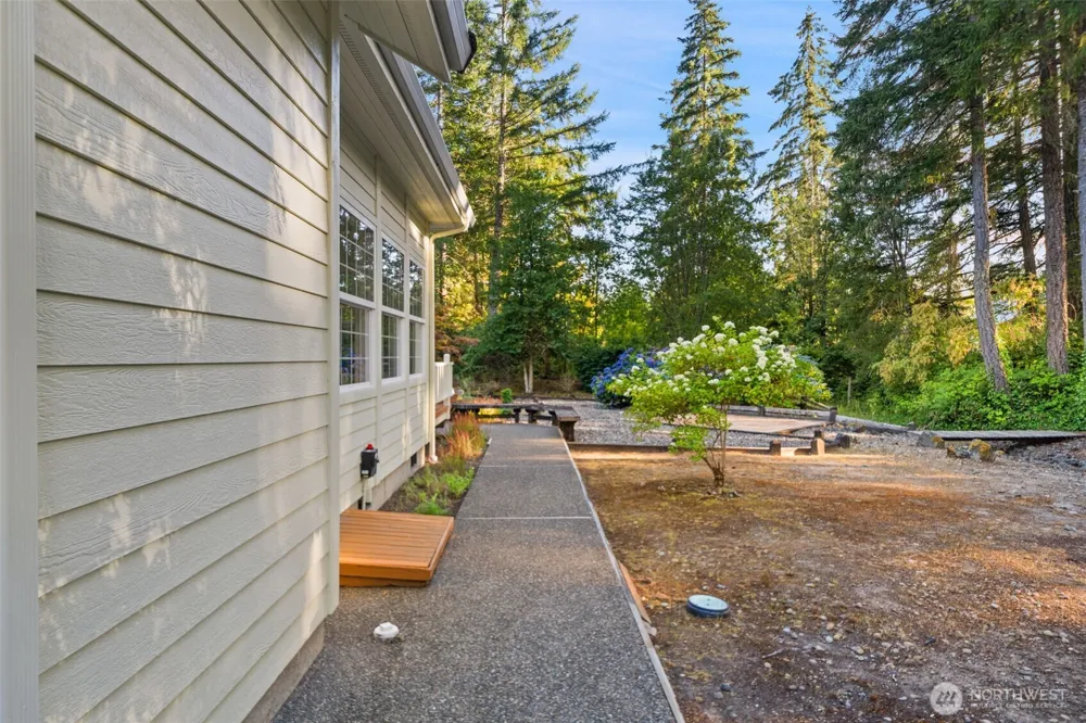 641 E Lakeshore Drive Allyn, WA 98524