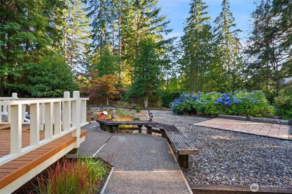 641 E Lakeshore Drive Allyn, WA 98524