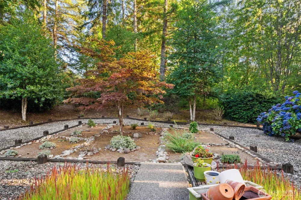 641 E Lakeshore Drive Allyn, WA 98524