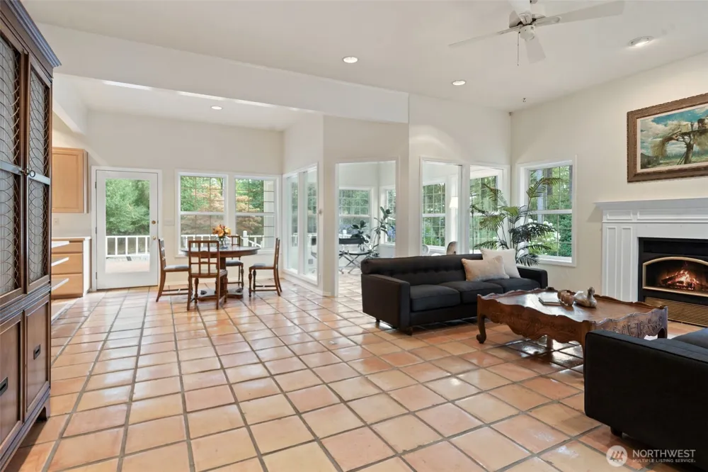641 E Lakeshore Drive Allyn, WA 98524