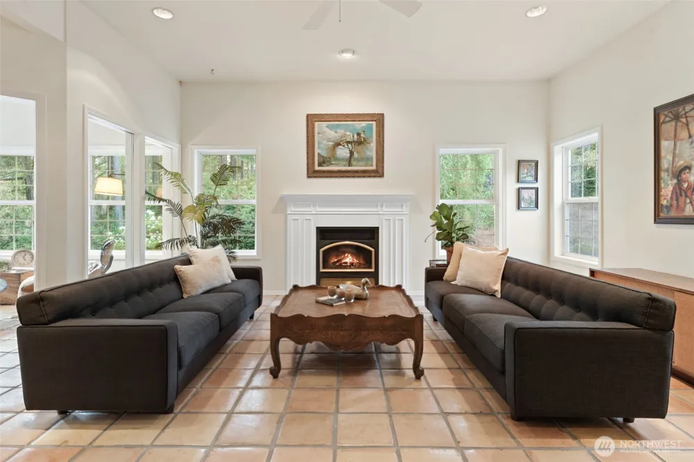 641 E Lakeshore Drive Allyn, WA 98524