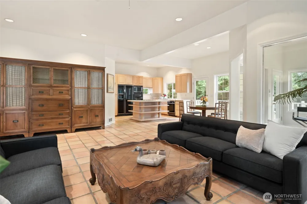 641 E Lakeshore Drive Allyn, WA 98524