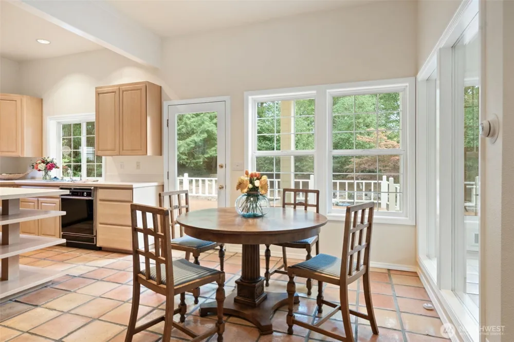 641 E Lakeshore Drive Allyn, WA 98524