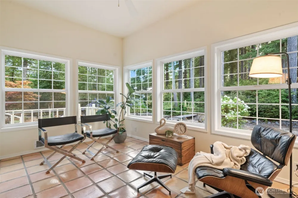 641 E Lakeshore Drive Allyn, WA 98524