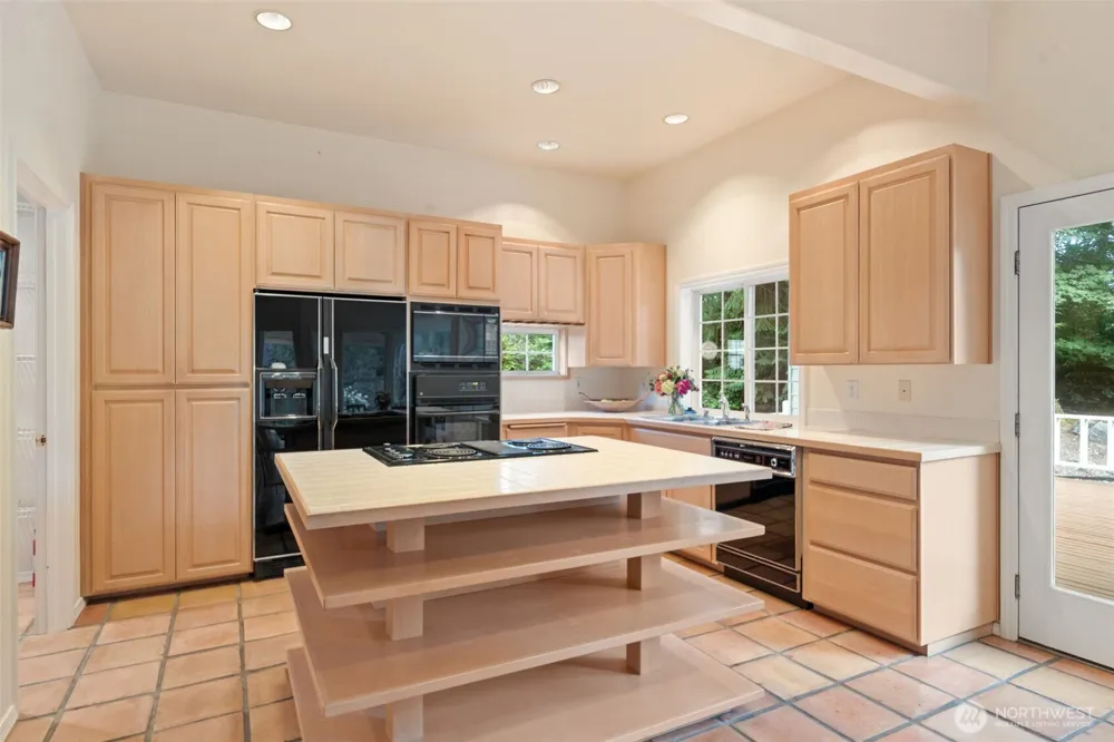 641 E Lakeshore Drive Allyn, WA 98524