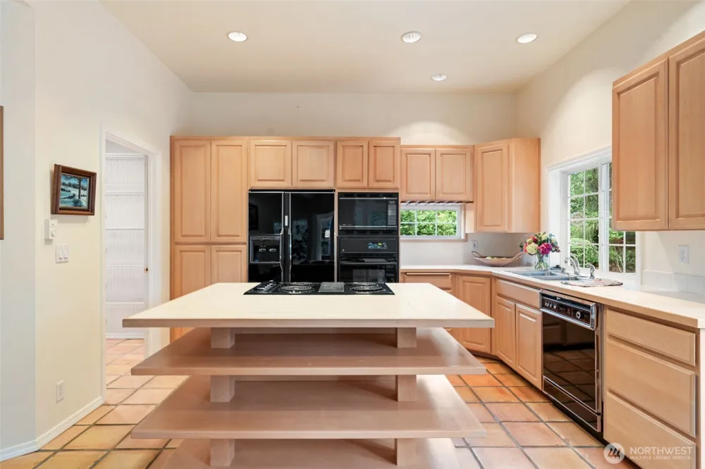 641 E Lakeshore Drive Allyn, WA 98524