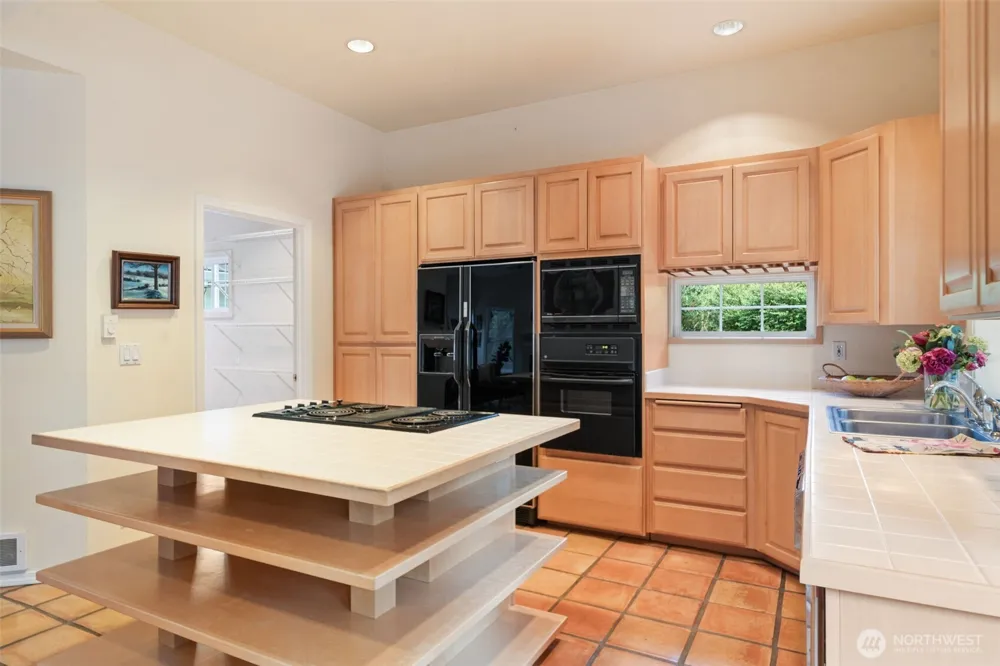 641 E Lakeshore Drive Allyn, WA 98524