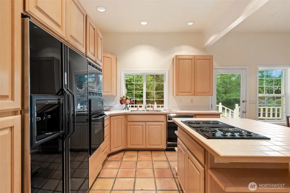 641 E Lakeshore Drive Allyn, WA 98524