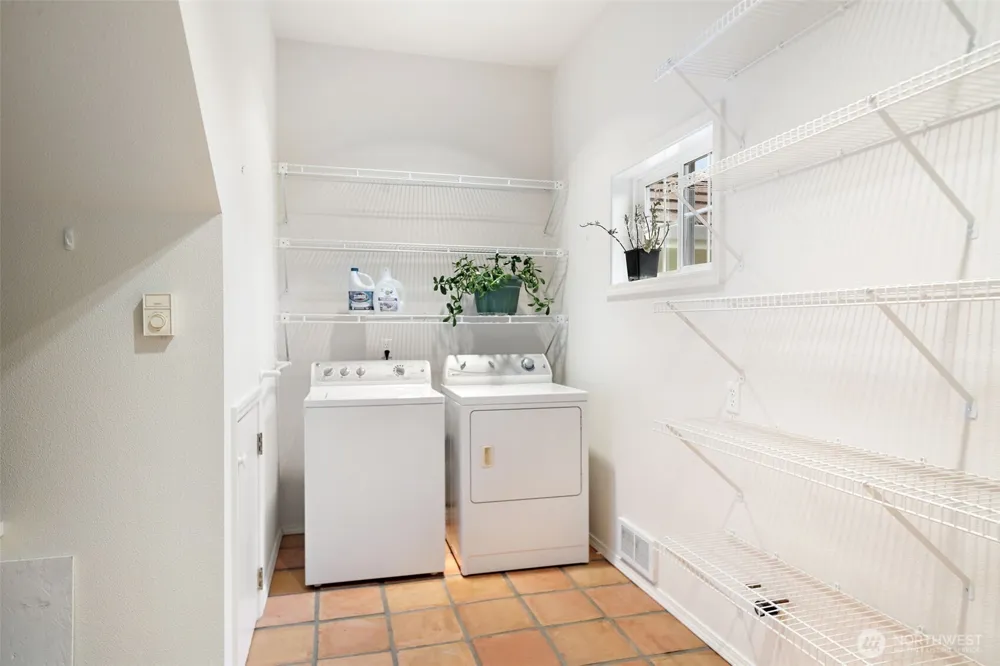 641 E Lakeshore Drive Allyn, WA 98524