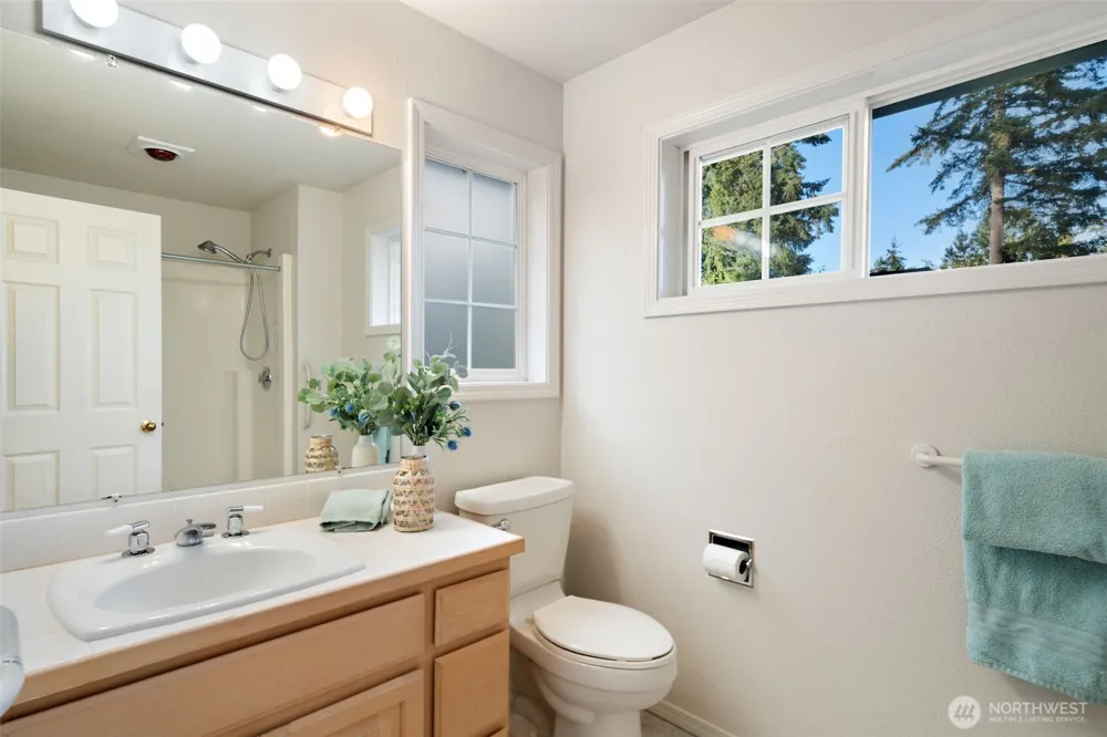 641 E Lakeshore Drive Allyn, WA 98524