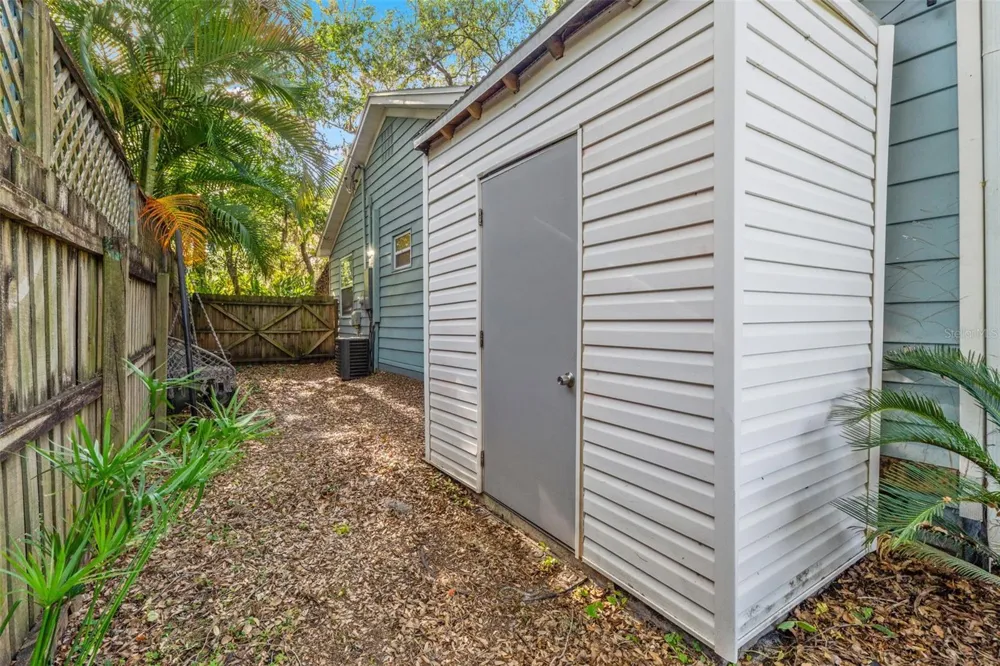 1502 E PARK CIRCLE Tampa, FL 33610