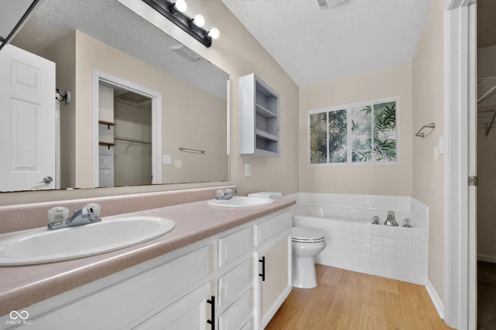 605 Sunmeadow Lane Avon, IN 46123