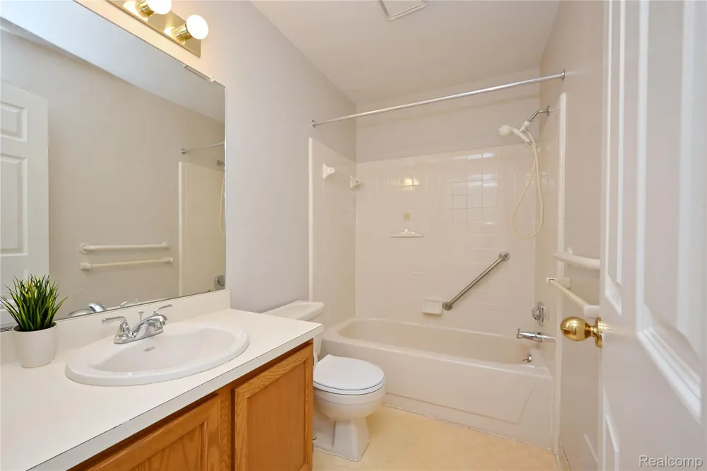 7274 Westchester Road #8 West Bloomfield Charter Township, MI 48322
