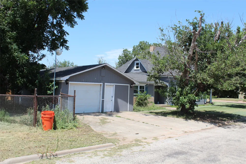 461 S 9th Avenue Munday, TX 76371