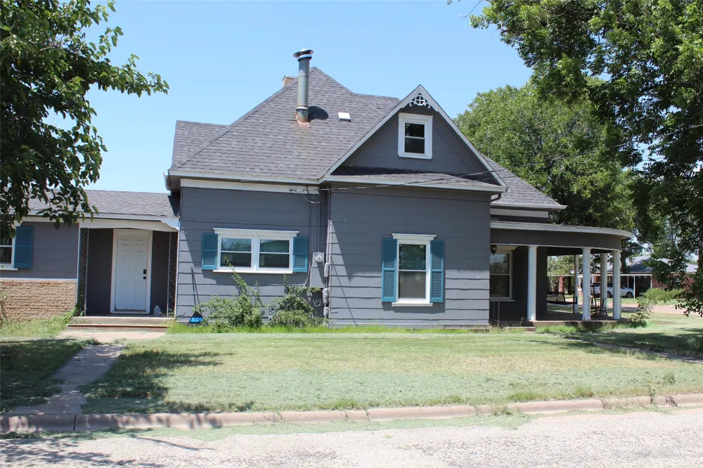 461 S 9th Avenue Munday, TX 76371