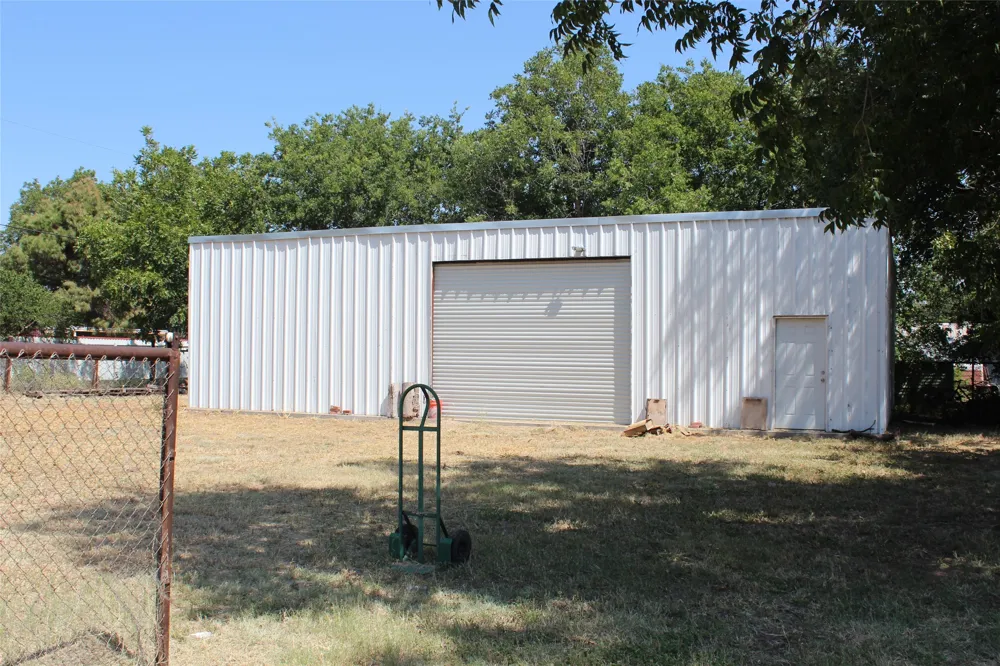 461 S 9th Avenue Munday, TX 76371