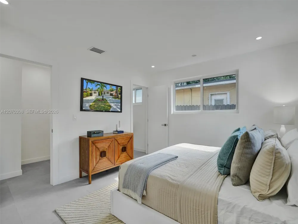 2380 NE 184th Ter North Miami Beach, FL 33160