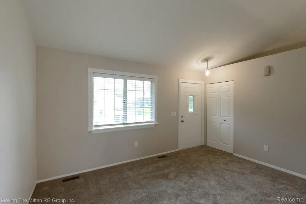 16222 Hillsbriar Drive Romulus City, MI 48174