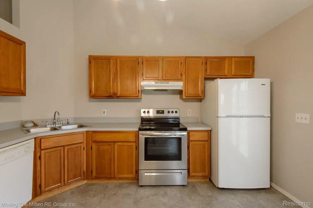 16222 Hillsbriar Drive Romulus City, MI 48174
