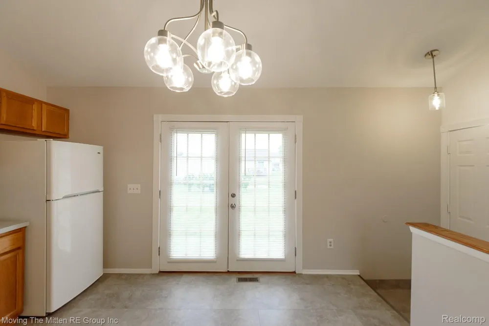 16222 Hillsbriar Drive Romulus City, MI 48174