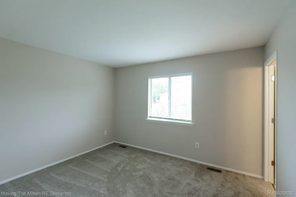 16222 Hillsbriar Drive Romulus City, MI 48174