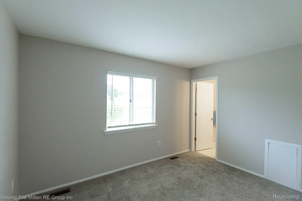 16222 Hillsbriar Drive Romulus City, MI 48174