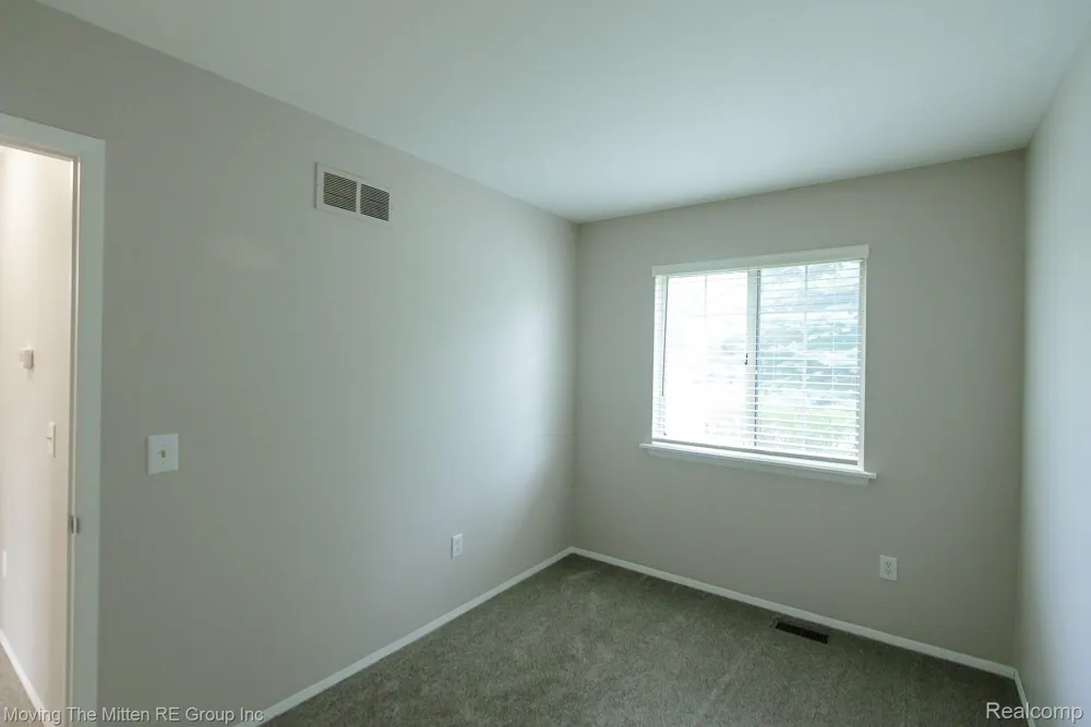 16222 Hillsbriar Drive Romulus City, MI 48174