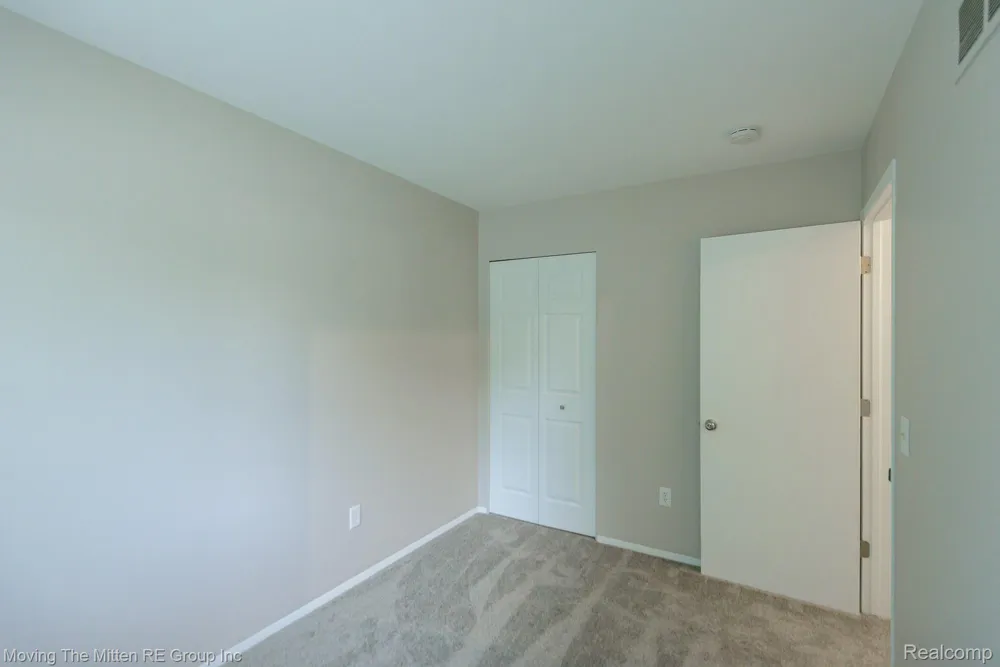 16222 Hillsbriar Drive Romulus City, MI 48174