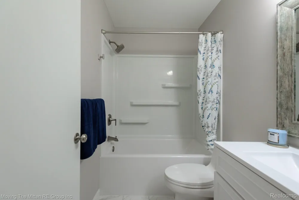 16222 Hillsbriar Drive Romulus City, MI 48174