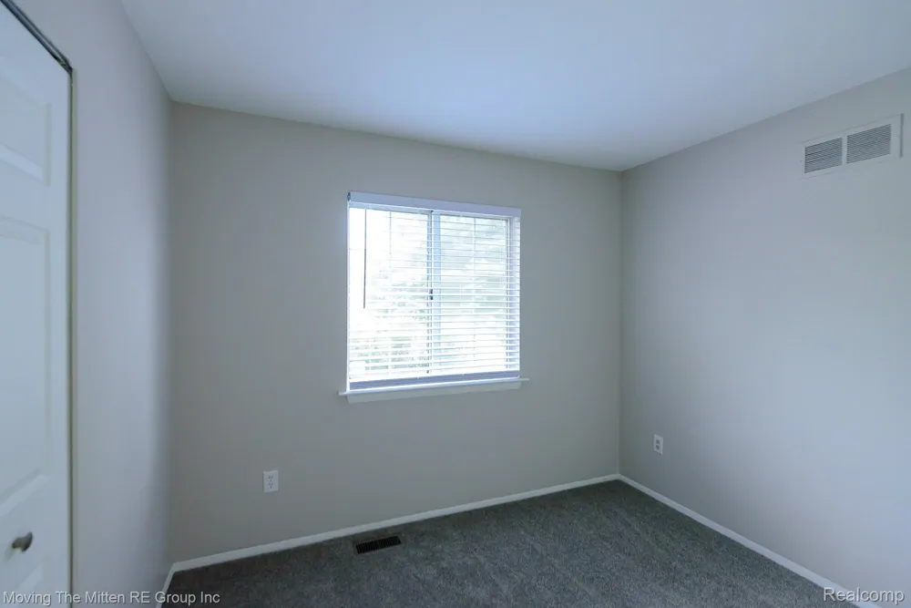 16222 Hillsbriar Drive Romulus City, MI 48174