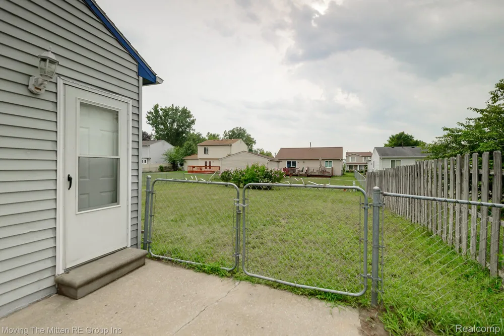 16222 Hillsbriar Drive Romulus City, MI 48174