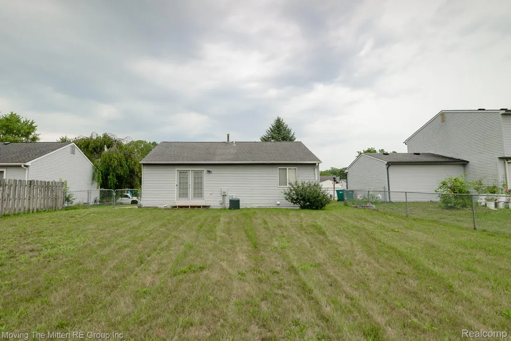 16222 Hillsbriar Drive Romulus City, MI 48174